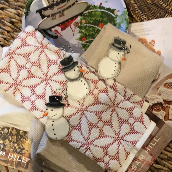 Folk Hand painted napkin holder snowman, ornaments, towels, plate. Curtain ties - Picture 11 of 13